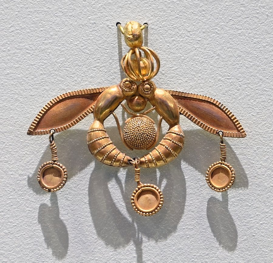 The Malia bee pendant — original