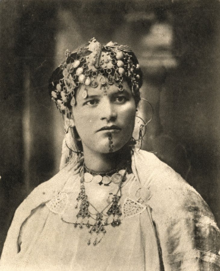 Kabyle woman of the Beni Ouacif with facial tattoos — original