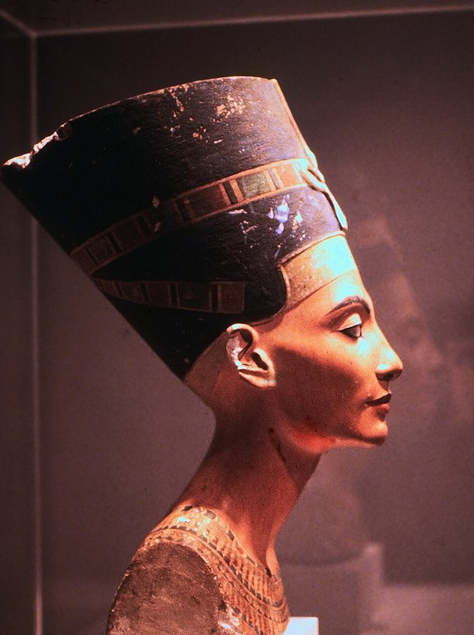 Nefertiti Bust, right profile (1978 photo) — original