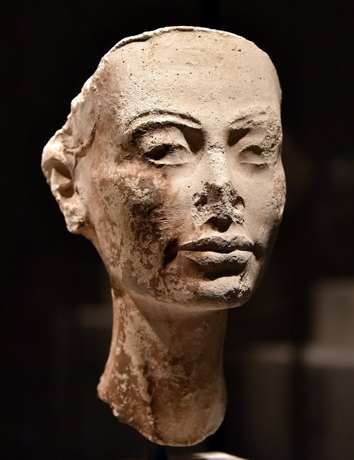Portrait head of Queen Nefertiti, plaster, Neues Museum — original