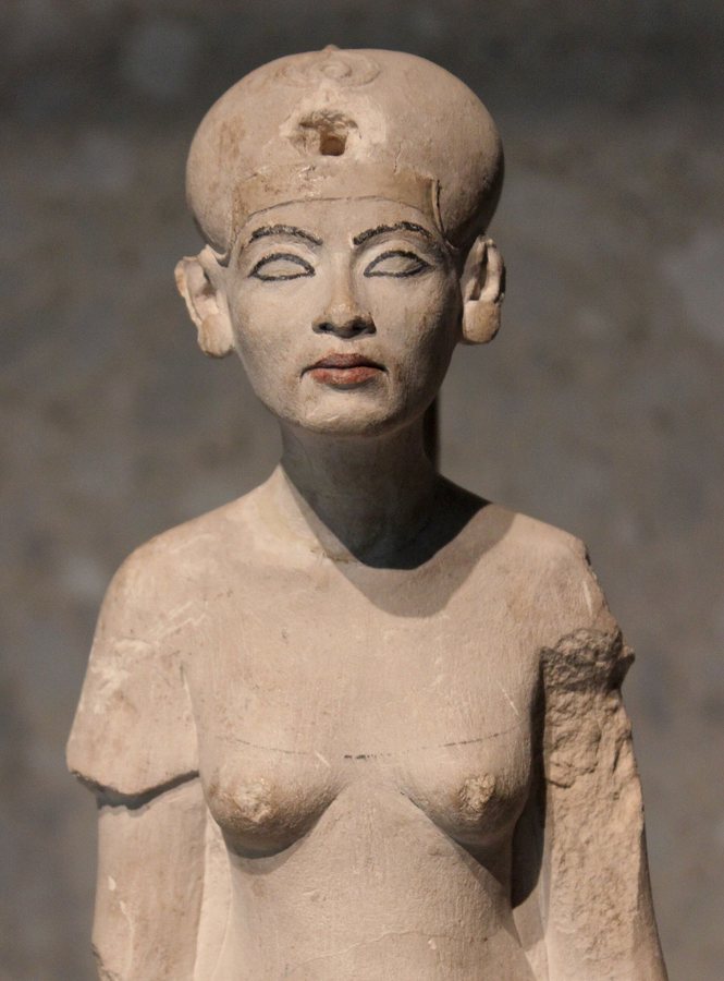Standing statue of Nefertiti, Neues Museum — original