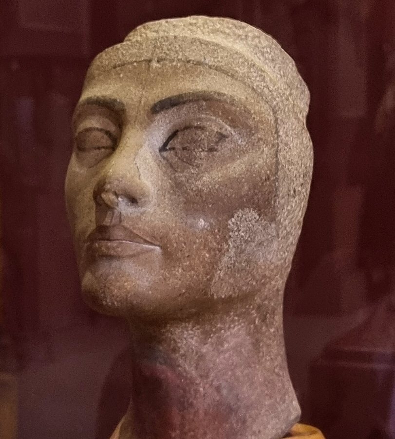 Head of Nefertiti from Tell el-Amarna, Cairo — original