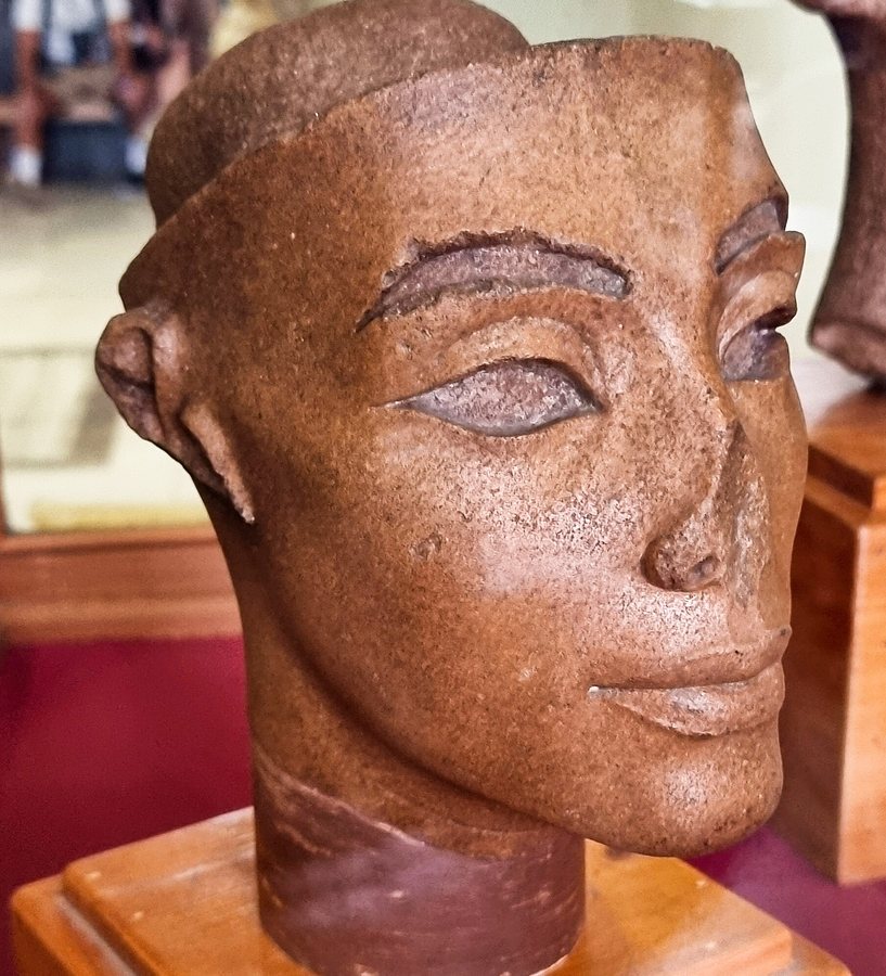 Head of Nefertiti from Tell el-Amarna, Cairo (three-quarter) — original
