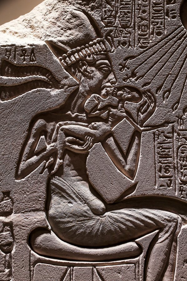Relief of Akhenaton and Nefertiti with three daughters under the Aten (Nefertiti detail) — original